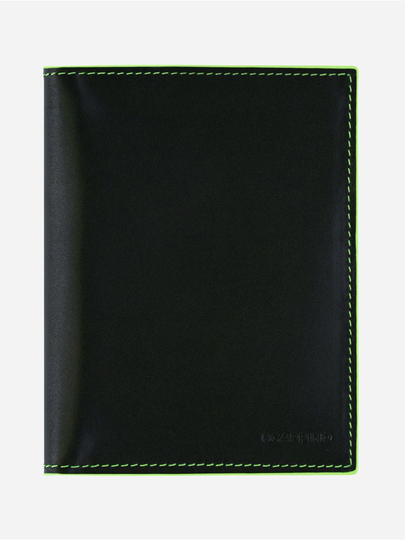 Portapasaporte con contrastes